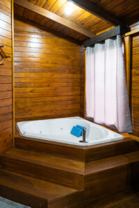 Jacuzzi-vacio-con-cortina-cerrada-cabana-2